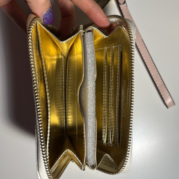 Micheal Kors wallet - Picture 4 of 4